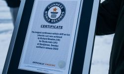 ŠKODA ENYAQ RS iV ustanawia dwa rekordy GUINNESS WORLD RECORDS™ w drifcie na lodzie_1.jpg